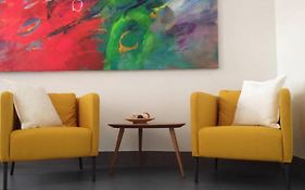 Stylish Holiday Art Apartment - Wifi & Great Location
